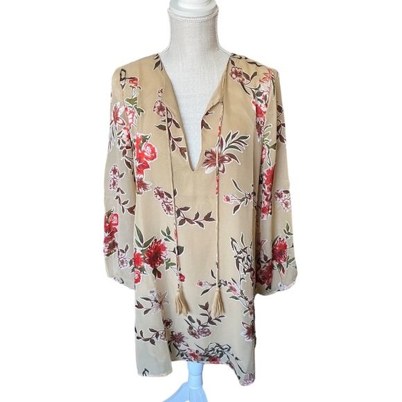 En Crème swing dress in vintage floral and neck cut out detail. - Picture 4 of 12